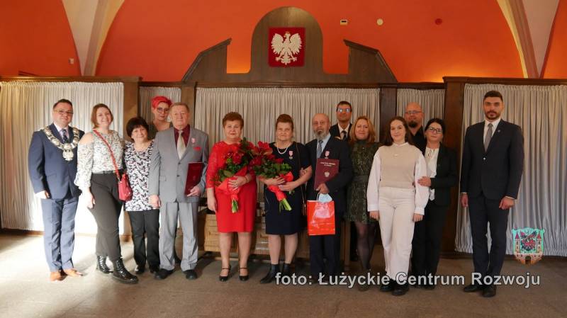 Jubilaci wraz z rodzinami, kierownikiem USC i Zastępcą Burmistrza